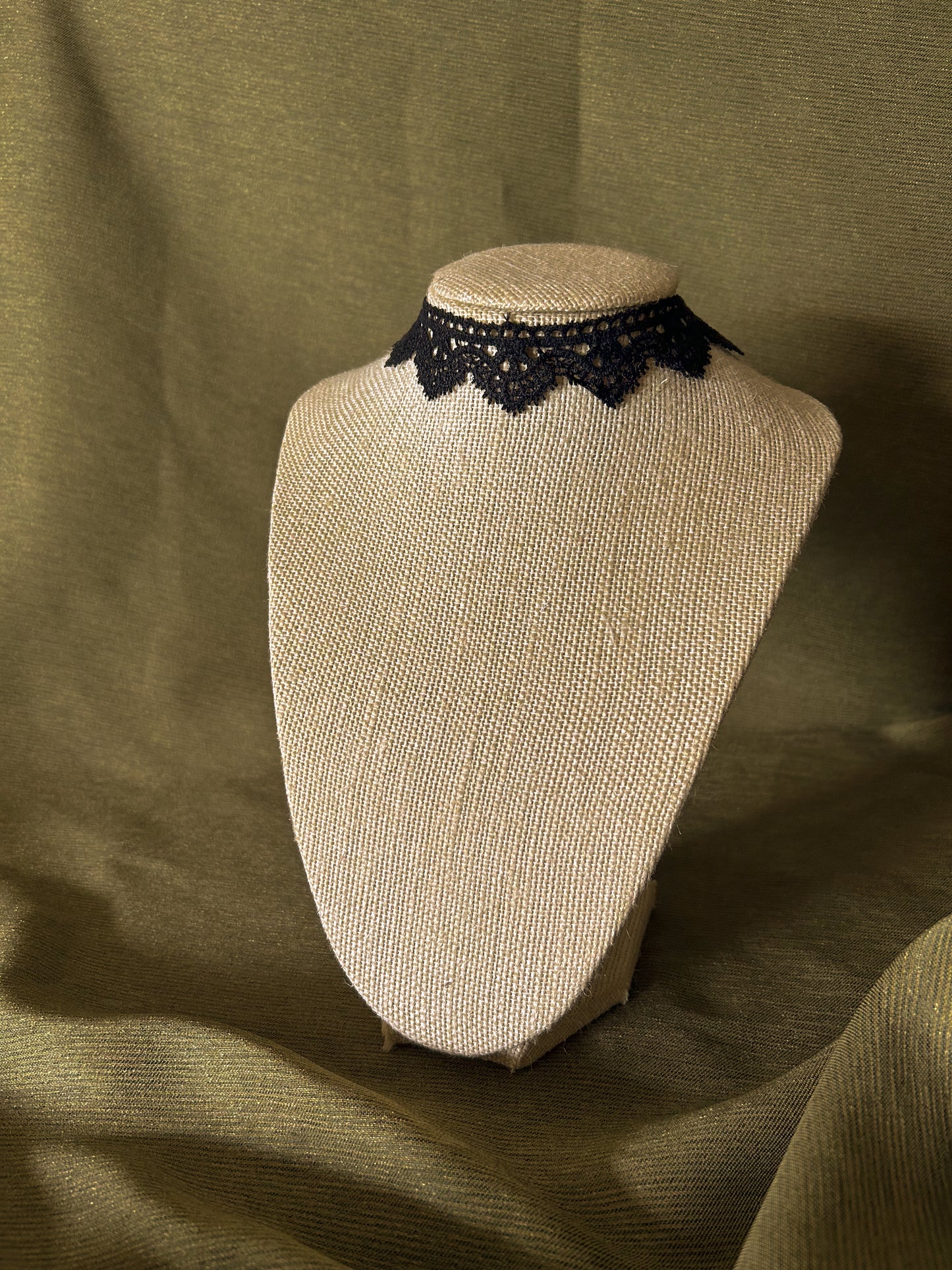 Niki Lace Choker