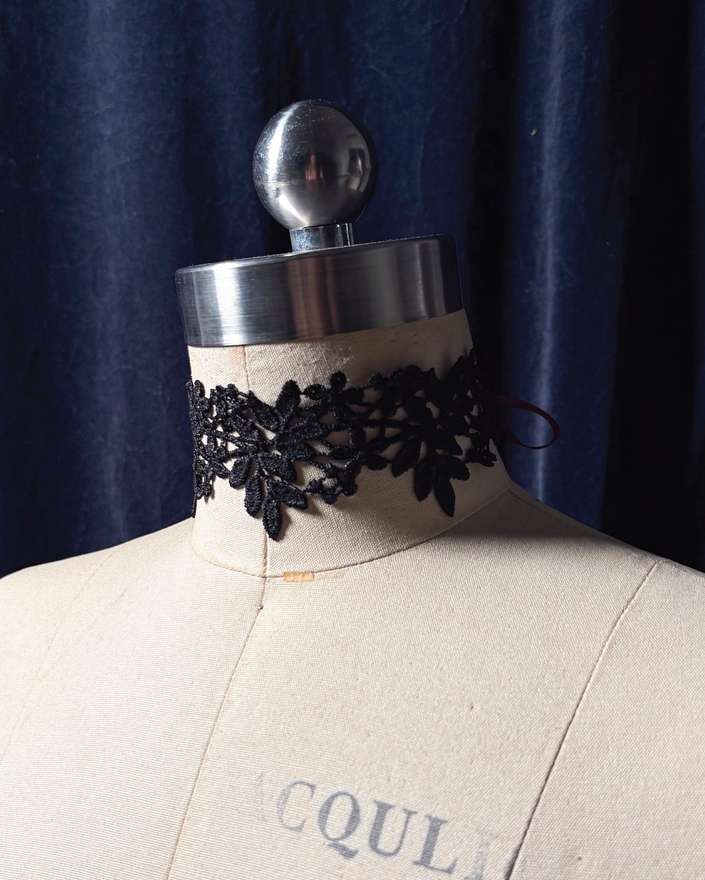 Nyra Lace Choker