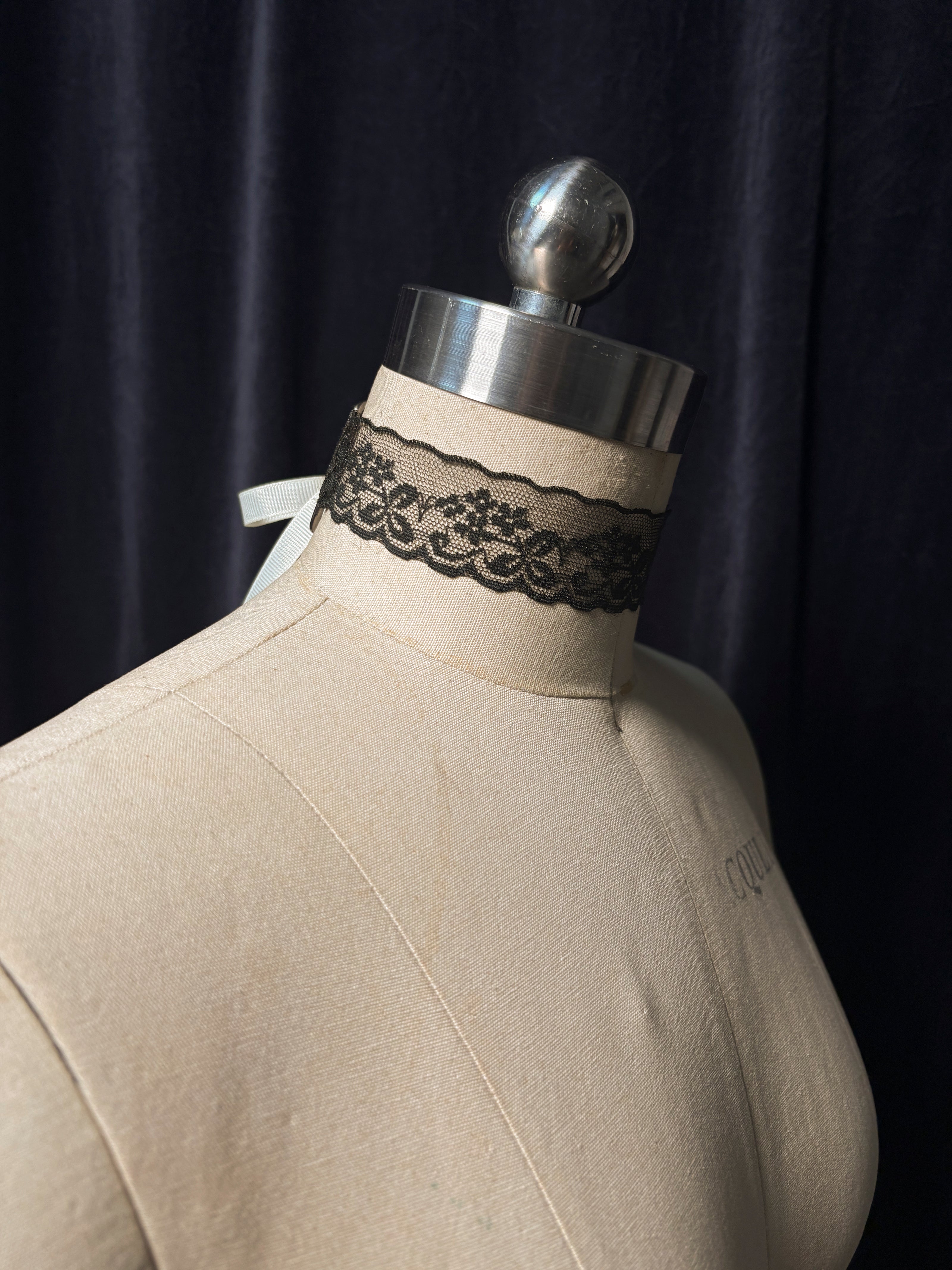 Valerian Dark Green Lace Choker